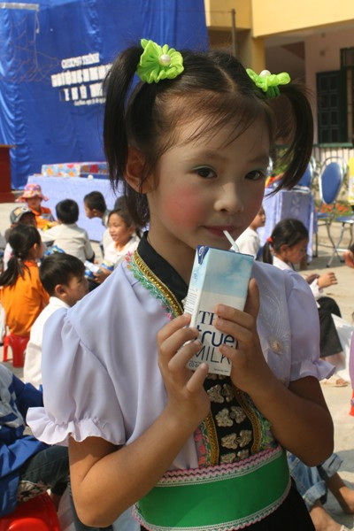 Nụ cười của các em học sinh vùng cao luôn là nguồn động lực để giúp đoàn vượt qua những cung đường dốc đá cheo leo.