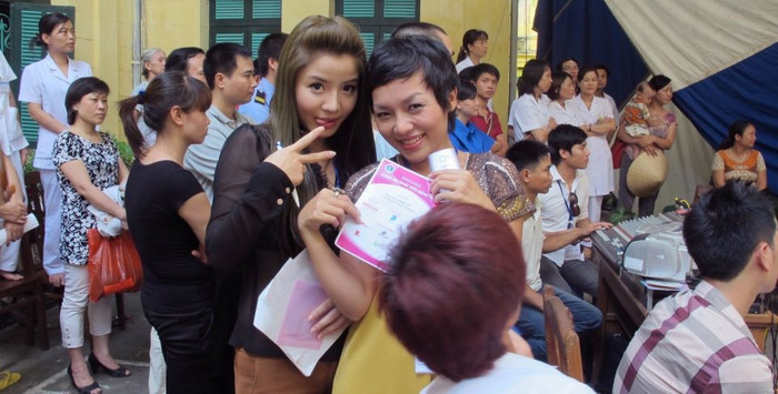 Tú luôn tham gia nhiệt tình các chương trình tình nguyện.