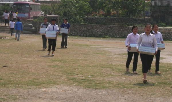 Trong cái nắng nóng đến bỏng rát da thịt, các em học sinh trường Phổ thông dân tộc nội trú Đồng Văn (Hà Giang) cùng chung tay với các anh chị tình nguyện viên chuyển những suất quà vào trong trường. Trong cái nắng nóng đến bỏng rát da thịt, các em học sinh trường Phổ thông dân tộc nội trú Đồng Văn (Hà Giang) cùng chung tay với các anh chị tình nguyện viên chuyển những suất quà vào trong trường.