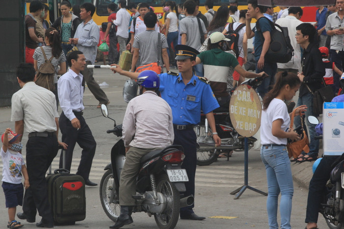 Được nghỉ lễ 5 ngày, lượng người ra bến xe về quê đông nghịt. Được nghỉ lễ 5 ngày, lượng người ra bến xe về quê đông nghịt.