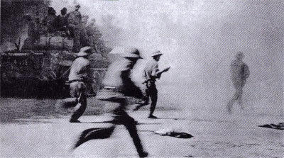 Xe tăng và bộ binh ta đánh chiếm Bộ Tổng tham mưu ngụy trong Chiến dịch Hồ Chí Minh mùa Xuân 1975. Ảnh tư liệu.