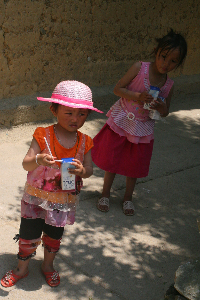 Ở những bản làng vùng cao, hiếm hoi lắm các em mới được uống sữa. Ở những bản làng vùng cao, hiếm hoi lắm các em mới được uống sữa.