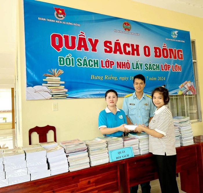 Bà Mai Thanh Kiều, Chủ tịch Hội Liên hiệp phụ nữ xã Bưng Riềng (phía trái ảnh). (Bà Mai Thanh Kiều, Chủ tịch Hội Liên hiệp phụ nữ xã Bưng Riềng - bìa trái).jpg