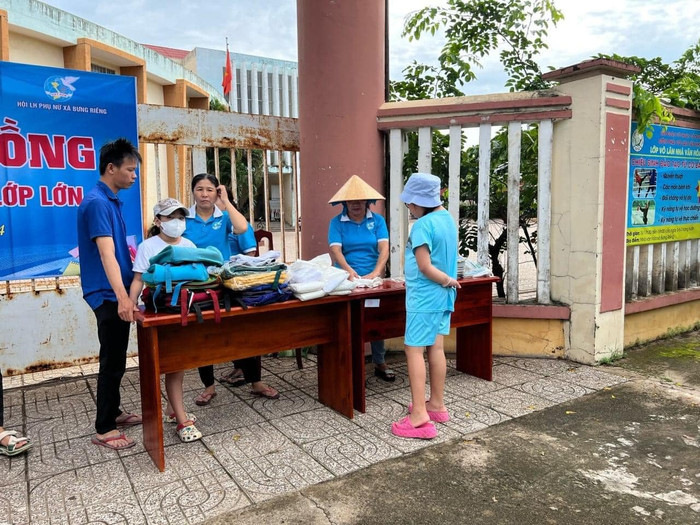 Học sinh nhận cặp, vở, đồ dùng học tập. Học sinh nhận cặp, vở, đồ dùng học tập.jpg