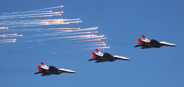 Ngoài ra, triển lãm còn có sự góp mặt của các máy bay trực thăng Mi-26T, Ka-27, Ka-226, Mi-171A2, Mi-8/17, Ka-62, Mi-8/17, Ka-32A11BC. Máy bay vận tải có SSJ 100, MS-21, Il-76MD-90A. Trong ảnh là màn nhả mồi bẫy nhiệt của 3 máy bay MiG-29 thuộc Phi đội Strizhi.