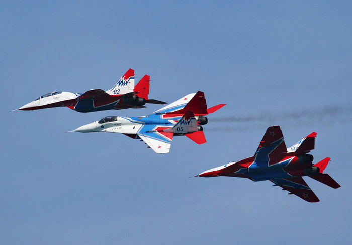 Su-27 và MiG-29 trình diễn tại Hydro-avia-salon 2012.