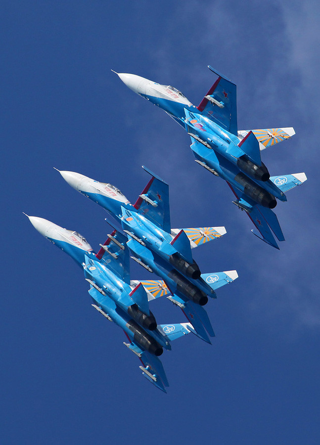 Su-27 và MiG-29 trình diễn tại Hydro-avia-salon 2012.