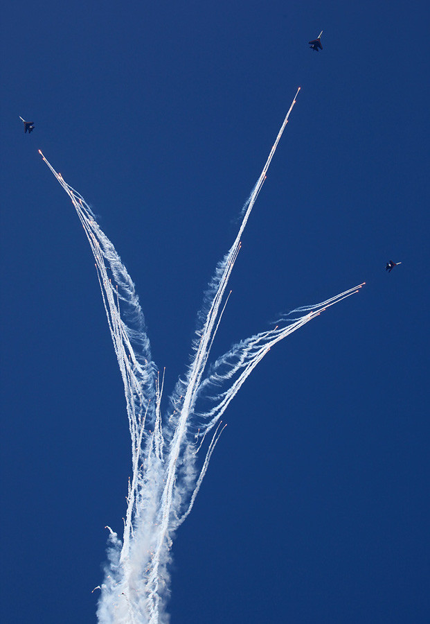 Su-27 và MiG-29 trình diễn tại Hydro-avia-salon 2012.