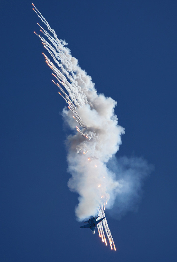 Su-27 và MiG-29 trình diễn tại Hydro-avia-salon 2012.