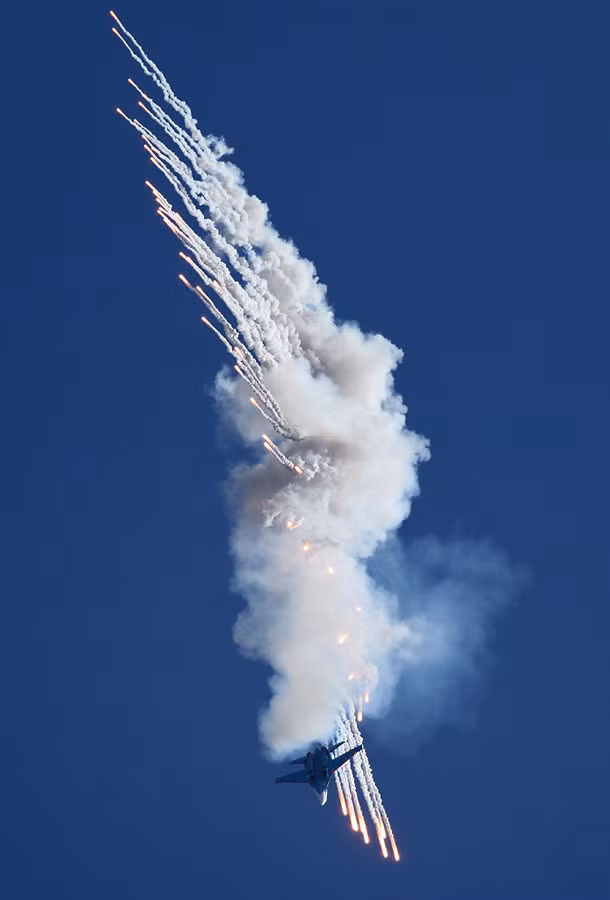 Su-27 và MiG-29 trình diễn tại Hydro-avia-salon 2012.