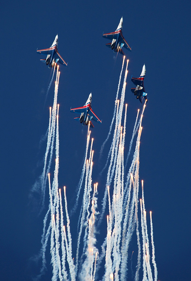 Su-27 và MiG-29 trình diễn tại Hydro-avia-salon 2012.