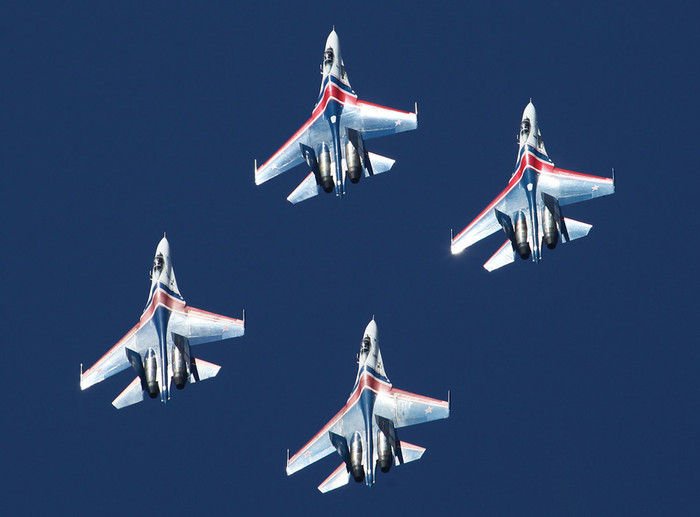 Hơn 170 công ty đến từ Nga, Ukraina, Ý, Pháp, Đức, Áo, Bỉ và Cộng hòa Séc đã có mặt tại Gelendzhik để tham gia triển lãm. Trong ảnh là màn trình diễn của 4 máy bay Su-27 thuộc Phi đội Hiệp sĩ Nga.