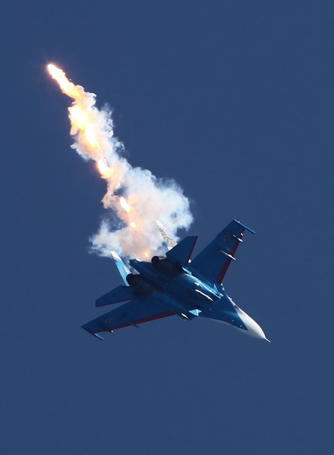 Su-27 và MiG-29 trình diễn tại Hydro-avia-salon 2012.