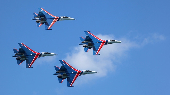 Su-27 và MiG-29 trình diễn tại Hydro-avia-salon 2012.