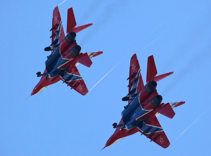 Su-27 và MiG-29 trình diễn tại Hydro-avia-salon 2012.