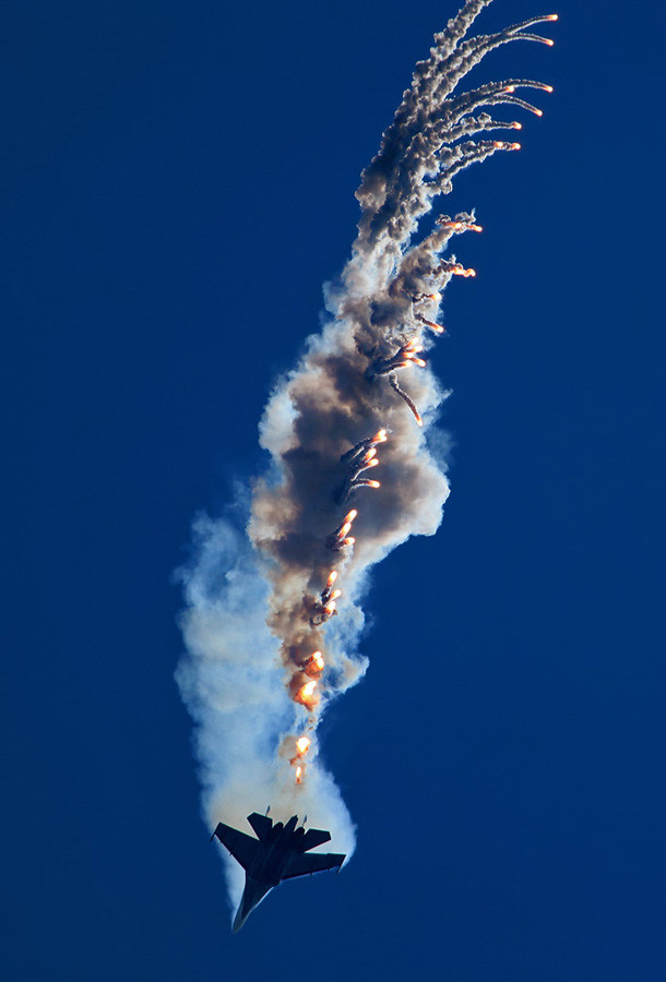 Su-27 và MiG-29 trình diễn tại Hydro-avia-salon 2012.