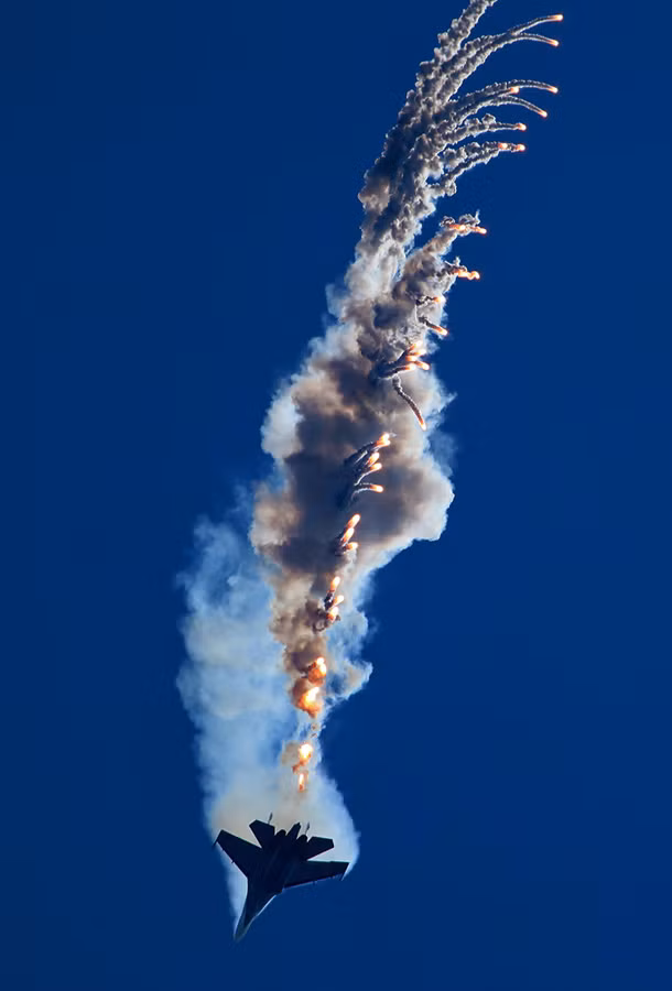 Su-27 và MiG-29 trình diễn tại Hydro-avia-salon 2012.