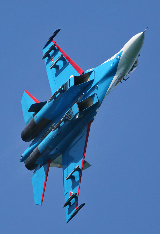 Su-27 và MiG-29 trình diễn tại Hydro-avia-salon 2012.