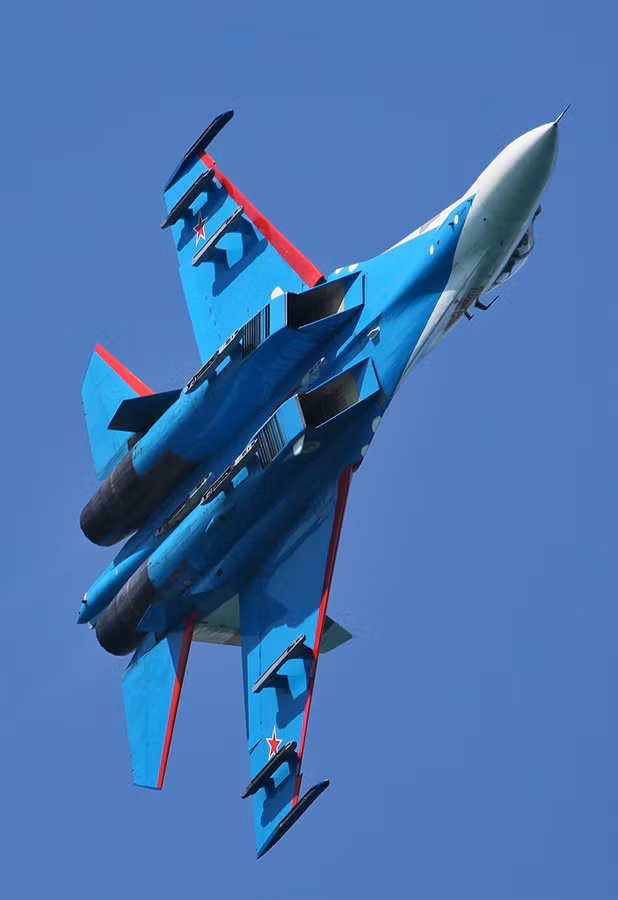 Su-27 và MiG-29 trình diễn tại Hydro-avia-salon 2012.