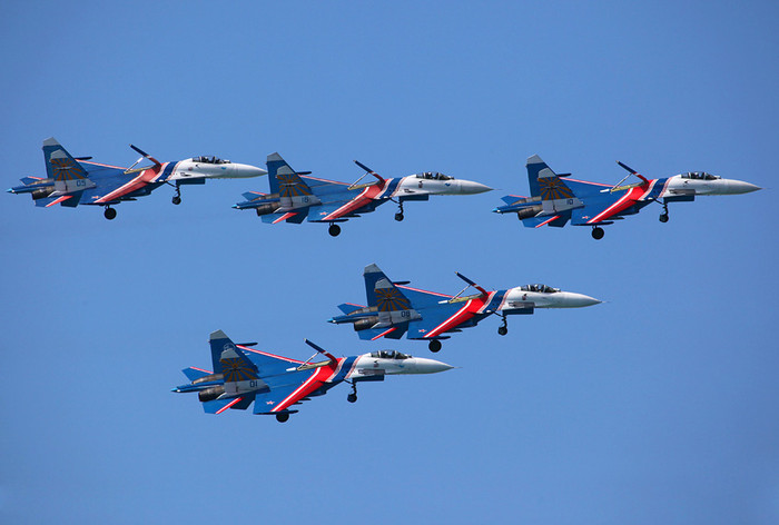 Su-27 và MiG-29 trình diễn tại Hydro-avia-salon 2012.