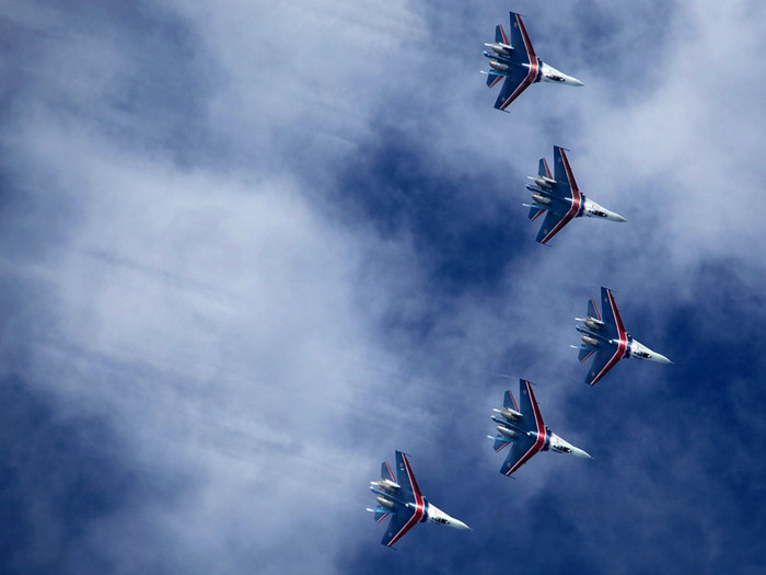 Su-27 và MiG-29 trình diễn tại Hydro-avia-salon 2012.
