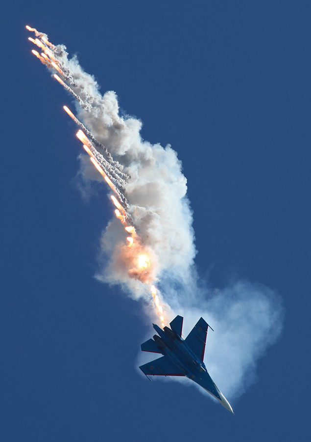 Su-27 và MiG-29 trình diễn tại Hydro-avia-salon 2012.