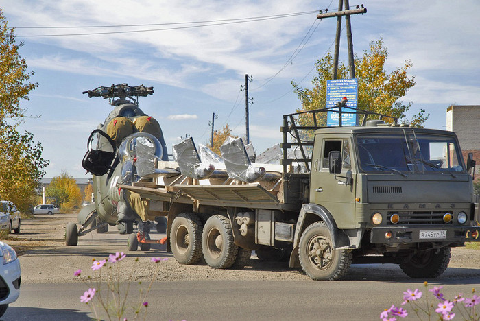 Các trực thăng Mi-25 được biên chế từ năm 1983 thuộc Phi đội trực thăng vũ trang 211, không đoàn số 2 Không quân Peru tại căn cứ không quân Mayor FAP Guillermo Protzel del Castillo ở Vitoria (tỉnh Arequipa), miền nam Peru.