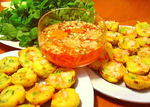 Khuôn bánh đặt trên bếp thật nóng, dùng mỡ (hoặc dầu) thoa khắp các khuôn cho thấm. Múc bột đổ vào khoảng phân nửa hoặc 2/3 lỗ khuôn, lần lượt rưới nước cốt dừa đều khắp bề mặt bánh, nêm thịt, tôm và hành lá lên mỗi chiếc bánh, đợi bánh vàng đều, tróc ra, dậy lên mùi thơm của bột và dừa thì dùng muỗng múc từng cái xếp ra dĩa. Khuôn bánh đặt trên bếp thật nóng, dùng mỡ (hoặc dầu) thoa khắp các khuôn cho thấm. Múc bột đổ vào khoảng phân nửa hoặc 2/3 lỗ khuôn, lần lượt rưới nước cốt dừa đều khắp bề mặt bánh, nêm thịt, tôm và hành lá lên mỗi chiếc bánh, đợi bánh vàng đều, tróc ra, dậy lên mùi thơm của bột và dừa thì dùng muỗng múc từng cái xếp ra dĩa.