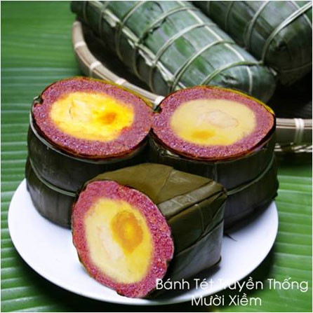 Không chỉ có màu nếp trắng, đậu xanh, bánh tét có sự chăm chút của người làm bánh ngàng càng đẹp mắt hơn với nhiều màu sắc xanh, đỏ, tím vàng. Miền Nam thịnh loại bánh tét có các màu sắc tự nhiên như đỏ trái gấc, xanh lá dứa, tím lá cẩm, vàng đậu xanh… Nhân bánh cũng có nhiều màu bắt mắt như màu tím của chuối, màu đỏ của trứng muối. Không chỉ có màu nếp trắng, đậu xanh, bánh tét có sự chăm chút của người làm bánh ngàng càng đẹp mắt hơn với nhiều màu sắc xanh, đỏ, tím vàng. Miền Nam thịnh loại bánh tét có các màu sắc tự nhiên như đỏ trái gấc, xanh lá dứa, tím lá cẩm, vàng đậu xanh… Nhân bánh cũng có nhiều màu bắt mắt như màu tím của chuối, màu đỏ của trứng muối.