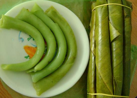 4. Bánh cúng, bánh cấp Khởi thủy bánh cúng được gọi là bánh cuốn, vì lá chuối phải cuốn hình ống tròn, dài cỡ gang tay người lớn, trước khi bỏ bột gạo pha vào (nước cốt dừa, muối, đường, đậu) thường dùng để cúng “cô hồn” rằm tháng bảy, hoặc cúng tổ tiên trong những ngày giỗ chạp ở miền Nam, nhất là miền Đồng bằng sông Cửu Long cùng với bánh tét, bánh ít...”. Còn bánh cấp là oại bánh thường được dâng cúng cùng lúc với bánh cúng . Khởi thủy có tên là bánh cặp vì cứ hai cái úp mặt vào nhau rồi cột dây thật chặt. Nguyên liệu thì cũng giống như bánh cúng. 4. Bánh cúng, bánh cấp Khởi thủy bánh cúng được gọi là bánh cuốn, vì lá chuối phải cuốn hình ống tròn, dài cỡ gang tay người lớn, trước khi bỏ bột gạo pha vào (nước cốt dừa, muối, đường, đậu) thường dùng để cúng “cô hồn” rằm tháng bảy, hoặc cúng tổ tiên trong những ngày giỗ chạp ở miền Nam, nhất là miền Đồng bằng sông Cửu Long cùng với bánh tét, bánh ít...”. Còn bánh cấp là oại bánh thường được dâng cúng cùng lúc với bánh cúng . Khởi thủy có tên là bánh cặp vì cứ hai cái úp mặt vào nhau rồi cột dây thật chặt. Nguyên liệu thì cũng giống như bánh cúng.