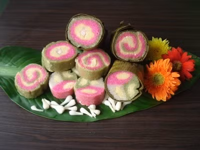 1. Bánh tét Nếu ở miền Bắc trong ngày Tết, giỗ, lễ hội cổ truyền có bành dày, bánh chưng để dâng cúng tổ tiên, thì ở miền Nam có bánh tét. Bánh còn được để đãi khách những ngày đầu năm ăn với thịt kho tàu, chấm nước mắm, thật đậm đà hương vị ngày xuân.