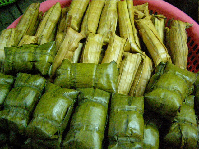 Muốn làm loại bánh này, phải chọn loại gạo ngon đem ngâm nước, xay thành bột. Bột xay xong cũng là lúc mọi thứ phụ liệu khác đã sẵn sàng: nước cốt dừa để ra tô, lá chuối xé miếng vừa kích cỡ, một chén nước lá dứa, một nắm lạt buộc, cùng các gia vị khác (muối, đường)…các nguyên liệu cùng với bột hòa tan. Muốn làm loại bánh này, phải chọn loại gạo ngon đem ngâm nước, xay thành bột. Bột xay xong cũng là lúc mọi thứ phụ liệu khác đã sẵn sàng: nước cốt dừa để ra tô, lá chuối xé miếng vừa kích cỡ, một chén nước lá dứa, một nắm lạt buộc, cùng các gia vị khác (muối, đường)…các nguyên liệu cùng với bột hòa tan.