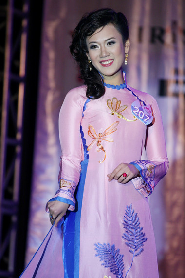 Tà áo dài truyền thống tôn thêm vẻ đẹp cho các thí sinh trong đêm chung kết.