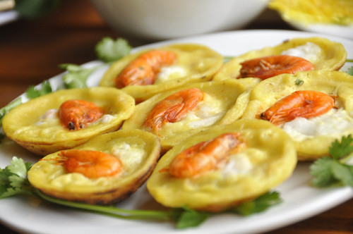 2. Bánh khọt Bánh trứng rồng, hay còn gọi là bánh khọt là món bánh dễ làm và rất quen thuộc với người dân Việt Nam, đặc biệt ở Nam Bộ. Bánh được làm từ bột gạo nên thành phần bánh chủ yếu là tinh bột và một ít chất béo từ nước cốt dừa. Bánh được bày lên đĩa cùng với rau thơm các loại, cải xà lách, dưa leo và một chén nước chấm chua ngọt tạo cảm giác hấp dẫn cho mọi người dù chỉ mới nhìn qua. 2. Bánh khọt Bánh trứng rồng, hay còn gọi là bánh khọt là món bánh dễ làm và rất quen thuộc với người dân Việt Nam, đặc biệt ở Nam Bộ. Bánh được làm từ bột gạo nên thành phần bánh chủ yếu là tinh bột và một ít chất béo từ nước cốt dừa. Bánh được bày lên đĩa cùng với rau thơm các loại, cải xà lách, dưa leo và một chén nước chấm chua ngọt tạo cảm giác hấp dẫn cho mọi người dù chỉ mới nhìn qua.