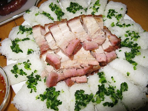 Bánh chín đưa ra để nguội dùng dầu lạc đã khử sẵn thoa lên mặt bánh để khỏi bị khô và dính chùm lẫn nhau. Sau đó, xếp bánh ngay ngắn thành nhiều lớp trong chiếc thúng tre đã lát sẵn lá chuối rồi đậy kín. Khi nào có ai mua, người bán mới bắt bánh sắp lên đĩa, rồi thoa lên mặt một lớp lá hành hay lá hẹ thái nhỏ đã xào dầu bay mùi thơm phức.Trong các bữa tiệc ở nông thôn thường có món bánh hỏi thịt heo luộc, nếu sang hơn thì có món thịt heo quay vừa bình dân nhưng cũng vừa trang trọng. Thực khách vừa ăn vừa thăm hỏi lẫn nhau, rôm rả, thắm đượm tình bà con làng xóm. Bánh chín đưa ra để nguội dùng dầu lạc đã khử sẵn thoa lên mặt bánh để khỏi bị khô và dính chùm lẫn nhau. Sau đó, xếp bánh ngay ngắn thành nhiều lớp trong chiếc thúng tre đã lát sẵn lá chuối rồi đậy kín. Khi nào có ai mua, người bán mới bắt bánh sắp lên đĩa, rồi thoa lên mặt một lớp lá hành hay lá hẹ thái nhỏ đã xào dầu bay mùi thơm phức.Trong các bữa tiệc ở nông thôn thường có món bánh hỏi thịt heo luộc, nếu sang hơn thì có món thịt heo quay vừa bình dân nhưng cũng vừa trang trọng. Thực khách vừa ăn vừa thăm hỏi lẫn nhau, rôm rả, thắm đượm tình bà con làng xóm.