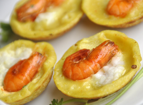 Nguyên liệu để làm món bánh này gồm: tôm đồng còn tươi, thịt lợn xay nhuyễn, bột gạo, trứng gà, nước cốt dừa, bột nghệ, nấm hương, tỏi, ớt hiểm, dấm nếp, đường, nước mắm, rau sống gồm xà lách, rau thơm, mùi, và tía tô. Đầu tiên, khuấy đều bột gạo với một ít nước ấm và nước dừa. Đánh một hoặc vài quả trứng gà trộn đều vào bột. Hành lá xắt nhuyễn bổ sung vào bột làm cho bánh thơm ngon. Ngoài ra, bột nghệ cũng được pha chung với bột để tạo bánh có màu vàng đẹp. Nguyên liệu để làm món bánh này gồm: tôm đồng còn tươi, thịt lợn xay nhuyễn, bột gạo, trứng gà, nước cốt dừa, bột nghệ, nấm hương, tỏi, ớt hiểm, dấm nếp, đường, nước mắm, rau sống gồm xà lách, rau thơm, mùi, và tía tô. Đầu tiên, khuấy đều bột gạo với một ít nước ấm và nước dừa. Đánh một hoặc vài quả trứng gà trộn đều vào bột. Hành lá xắt nhuyễn bổ sung vào bột làm cho bánh thơm ngon. Ngoài ra, bột nghệ cũng được pha chung với bột để tạo bánh có màu vàng đẹp.