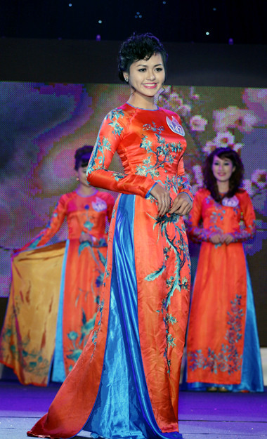 16 thí sinh thướt tha trong tà áo dài truyền thống.