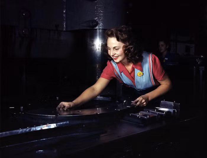 Một nữ công nhân tại nhà máy của công ty hàng không Bắc Mỹ tại Inglewood, California, 1942.