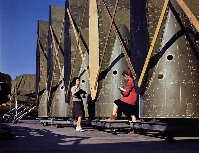 Kiểm tra hàng hóa trước khi được chuyển lên máy bay, tại công ty Douglas ở Long Beach, California, 1942.