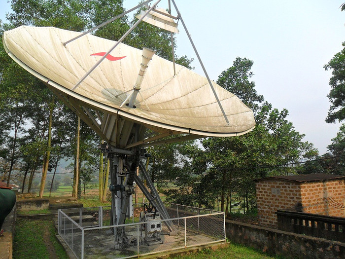 Hệ thống anten của trạm thu phát ngoài trời. Hệ thống anten của trạm thu phát ngoài trời.