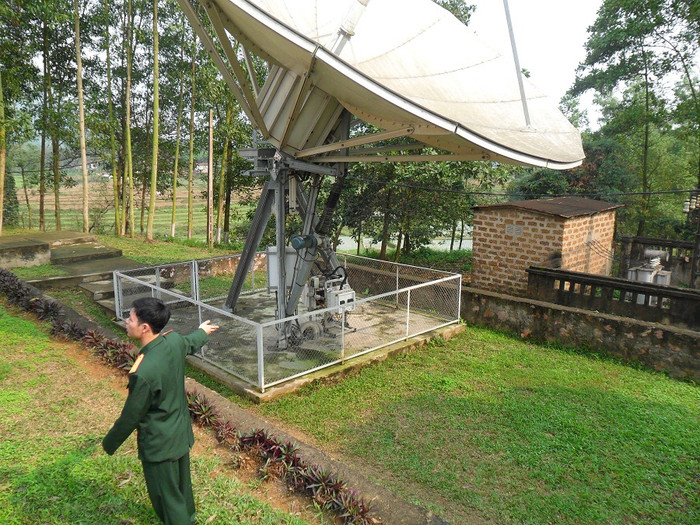 Hệ thống anten của trạm thu phát ngoài trời. Hệ thống anten của trạm thu phát ngoài trời.