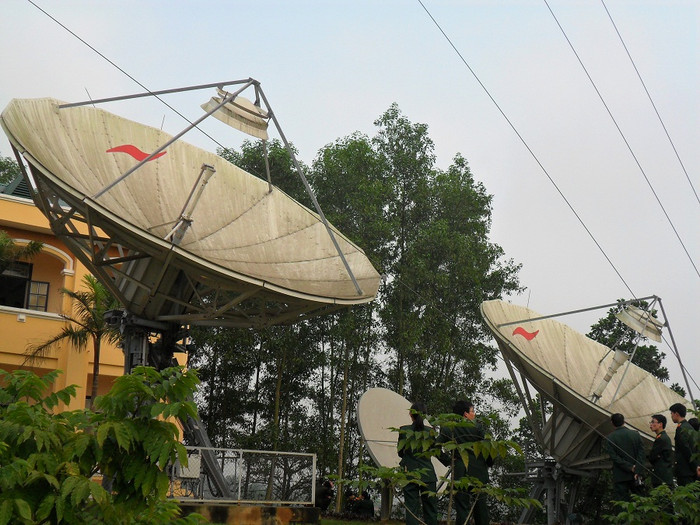 Hệ thống anten của trạm thu phát ngoài trời. Hệ thống anten của trạm thu phát ngoài trời.