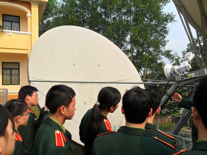 Đoàn thăm quan được tìm hiểu về nguyên tắc hoạt động của trạm thu phát. Đoàn thăm quan được tìm hiểu về nguyên tắc hoạt động của trạm thu phát.