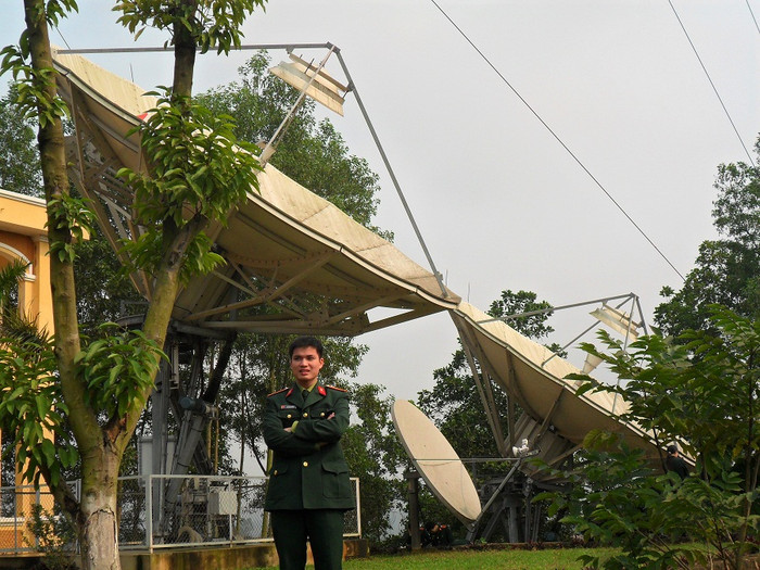 Hệ thống anten của trạm thu phát ngoài trời. Hệ thống anten của trạm thu phát ngoài trời.