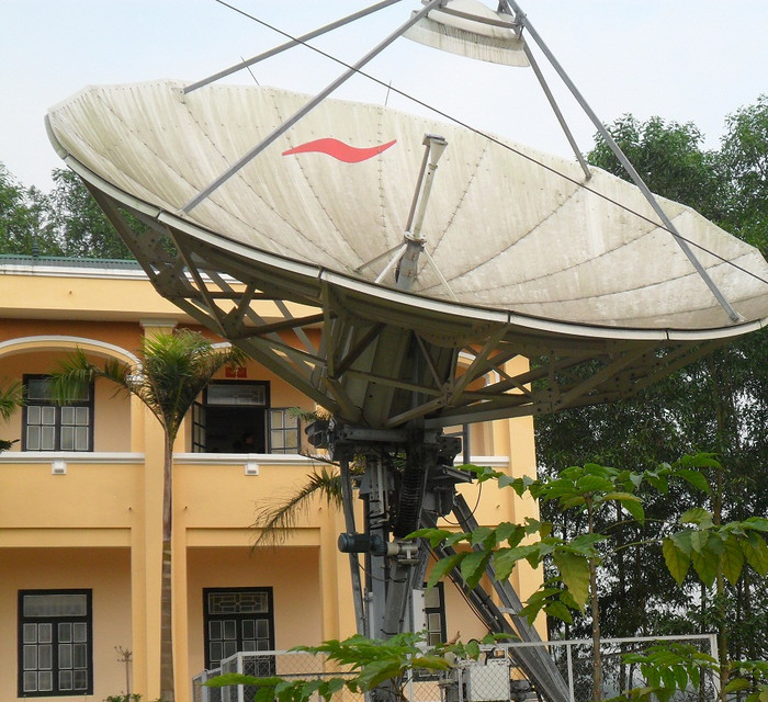 Hệ thống anten của trạm thu phát ngoài trời. Hệ thống anten của trạm thu phát ngoài trời.