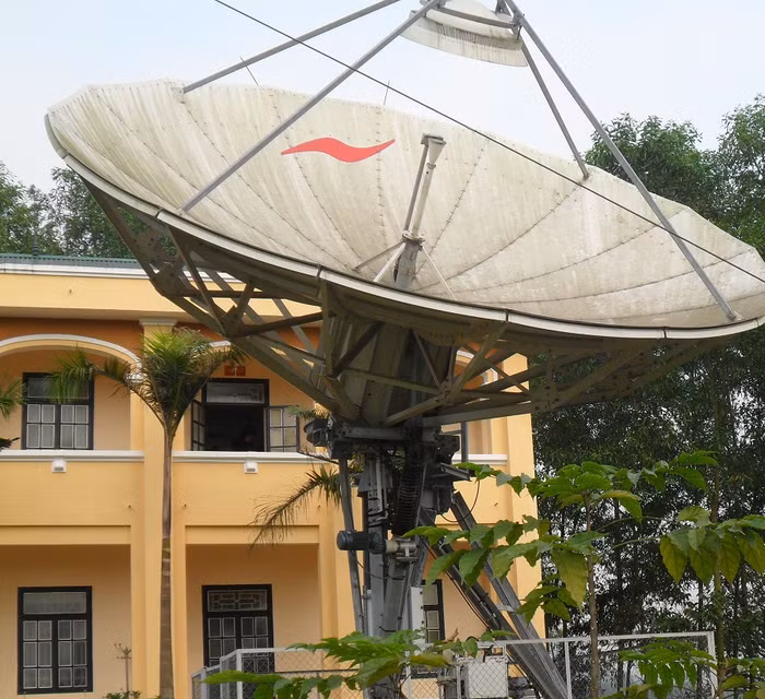 Hệ thống anten của trạm thu phát ngoài trời.