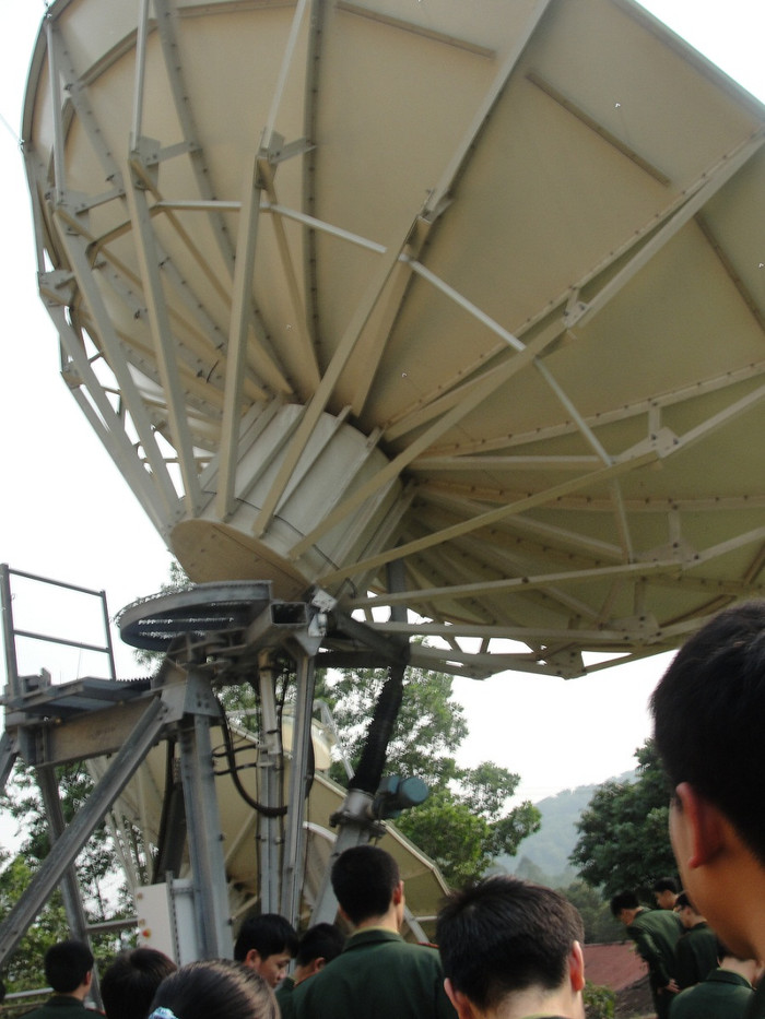 Hệ thống anten của trạm thu phát ngoài trời. Hệ thống anten của trạm thu phát ngoài trời.