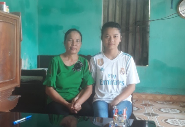 Dù mẹ ốm đau, nhưng là chỗ dựa tinh thần cho Thương vươn lên trong cuộc sống và học tập. Ảnh: Sông Mã. Dù mẹ ốm đau, nhưng là chỗ dựa tinh thần cho Thương vươn lên trong cuộc sống và học tập. Ảnh: Sông Mã.