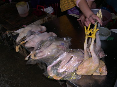 Giết mổ ngay tại chợ, gia cầm tươi sống chẳng được ai kiểm dịch, người tiêu dùng vẫn vô tư mua.