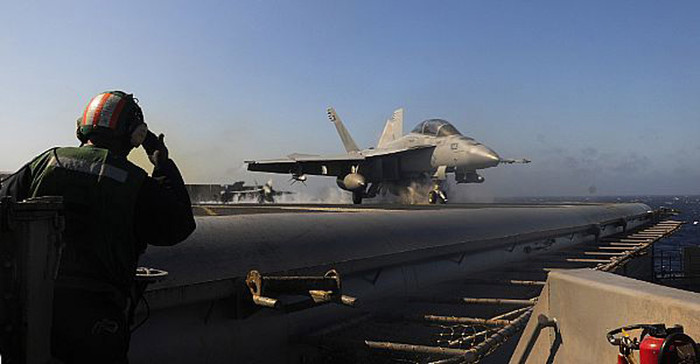Đại Tây Dương (22 tháng 5 năm 20012): F/A-18F Super Hornet cất cánh trên tàu sân bay USS Carl Vinson (CVN 70).
